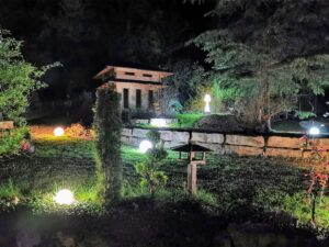 Gartenbereich bei Nacht